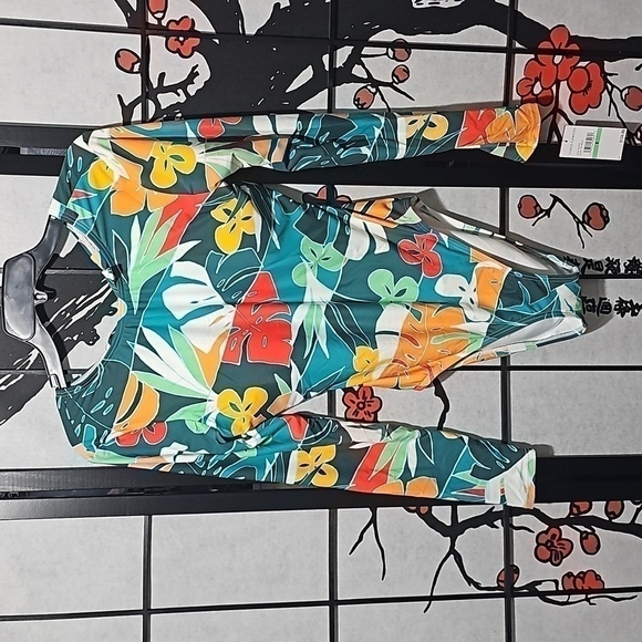 Vince Camuto‎ Floral Long Sleeve Open Back Swimsuit Size 8 NWT - Picture 1 of 10